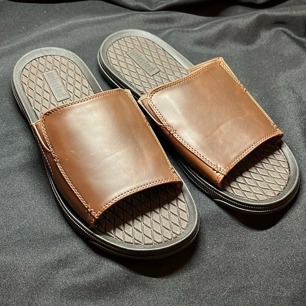 Unlisted men’s slides EUC